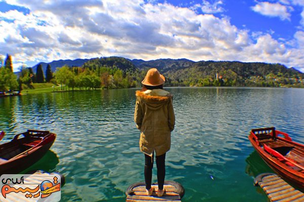 دختری که همیشه در حال سفر است