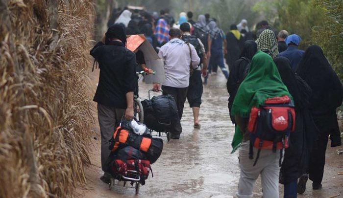 حال و هوای پیاده‌روی اربعین در جاده‌های بارانی