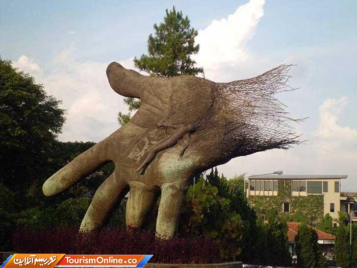 مجسمه دستها