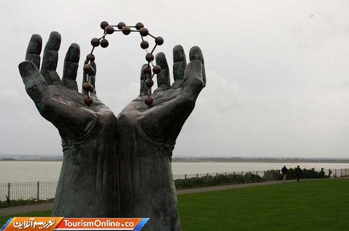 مجسمه دستها