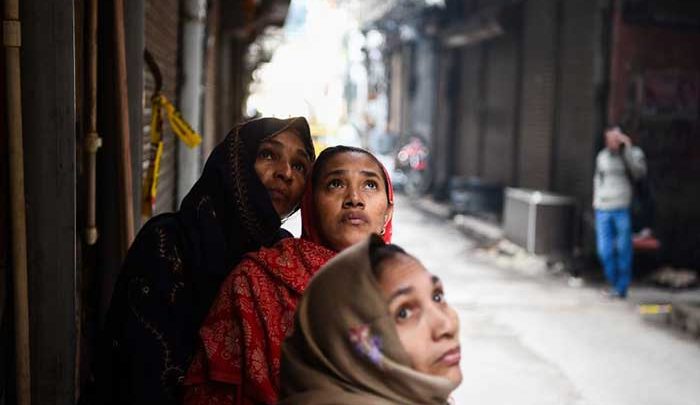 نگاه خیره زنان هندی به هواپیمایی در آسمان