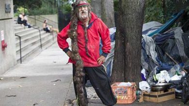 مرد مشهور کارتن خواب