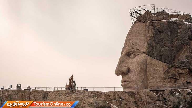 مجسمه اسب مجنون