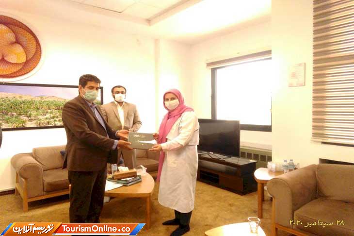 پیاده روی بانوی جهانگرد