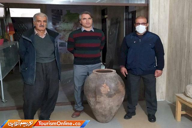 اهدا خمره قدیمی به مهاباد