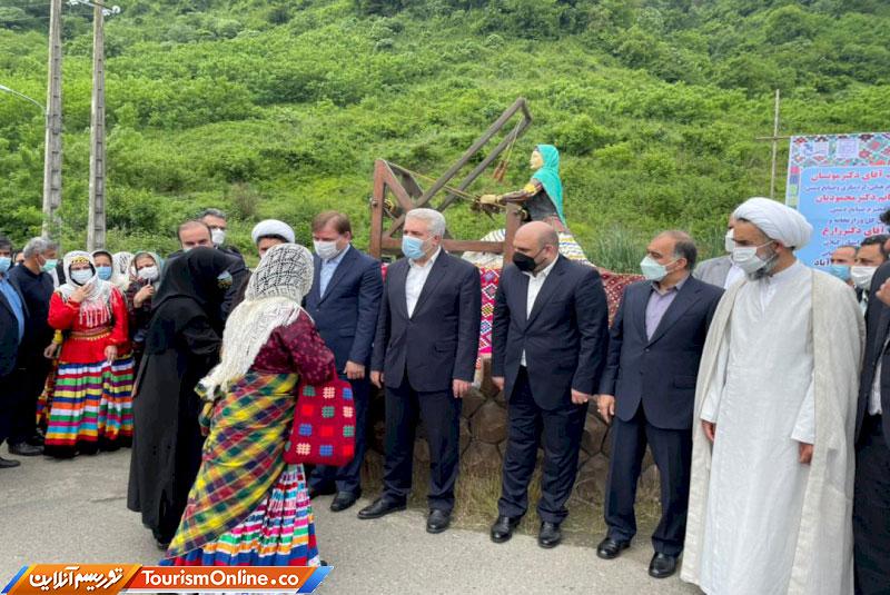 دکتر مونسان در روستای چادرشببافی