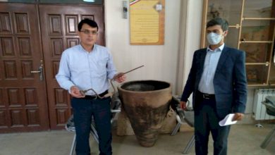 اهدای ظرف سفالی به موزه