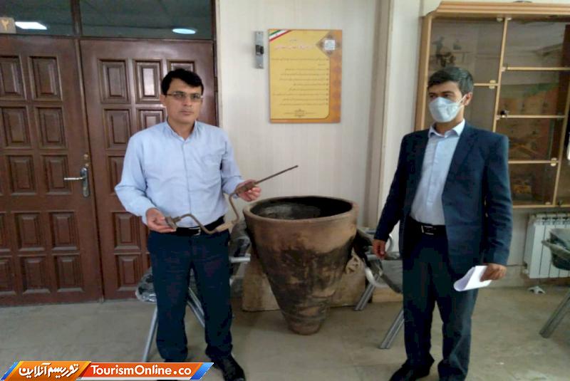 اهدای ظرف سفالی به موزه