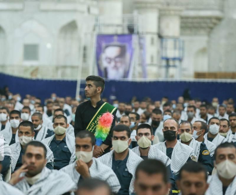 مراسم بزرگداشت سی و سومین سالروز ارتحال ملکوتی بنیانگذار جمهوری اسلامی حضرت امام خمینی ( ره) ساعتی پیش با حضور عاشقان پیر جماران در حرم مطهر امام راحل آغاز شد.