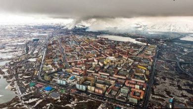 شهری مخوف با دریا و برف سرخ