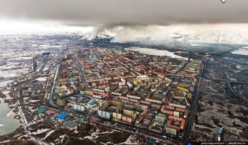 شهری مخوف با دریا و برف سرخ