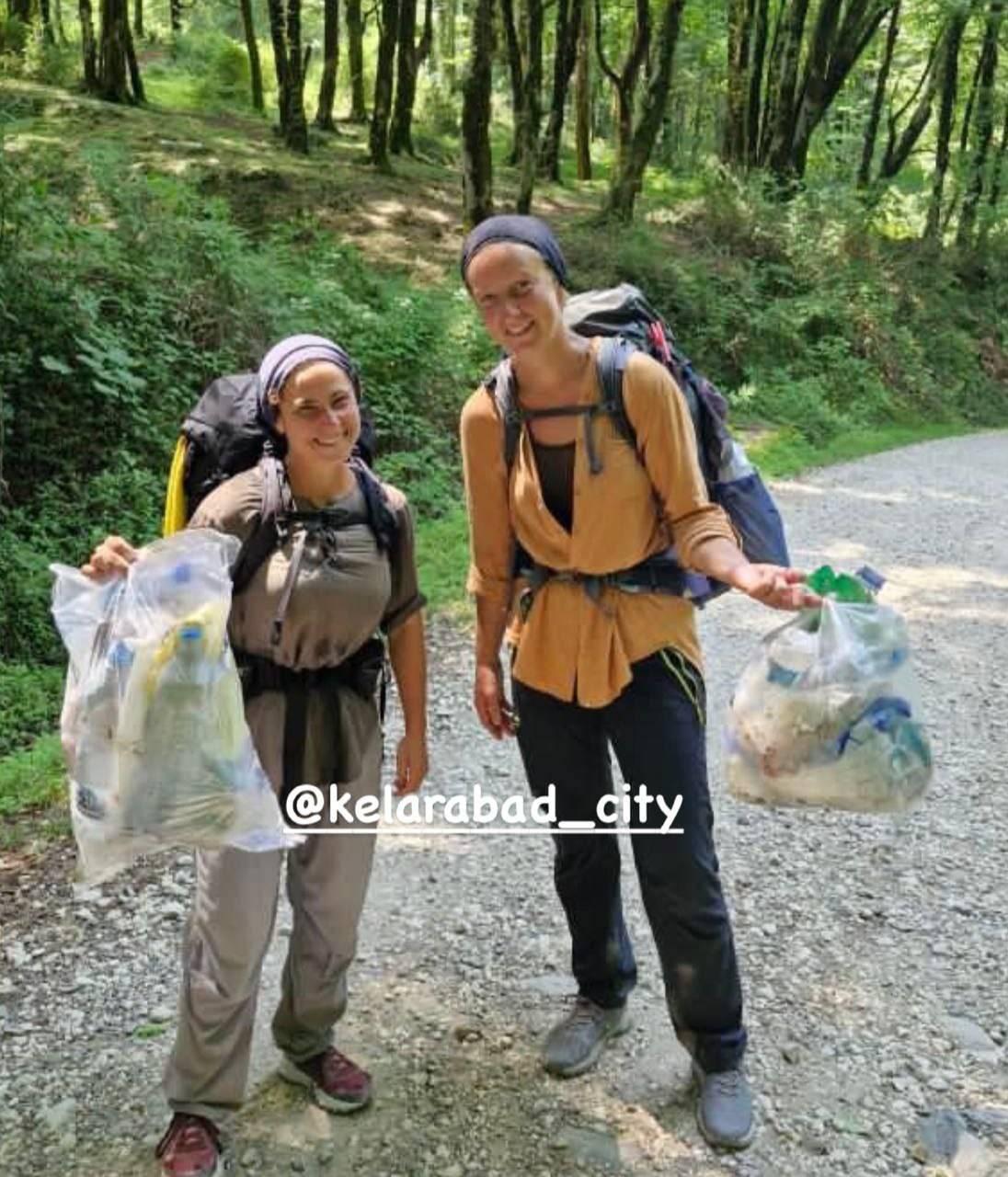 دو زن گردشگر خارجی در جنگل کلارآباد