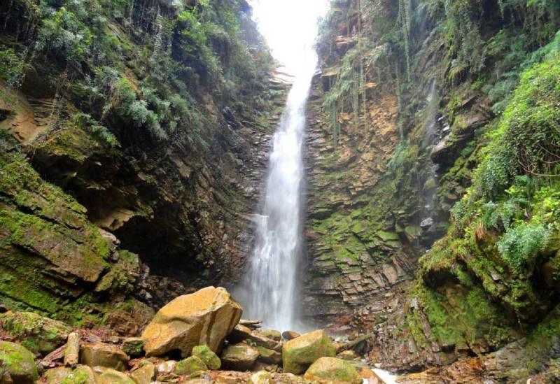 آبشار سیاه تاش