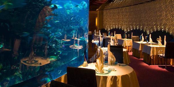 نمایی از یک رستوران لوکس در کنار آکواریوم