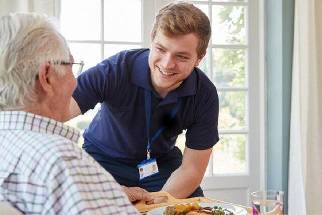 مراقب سالمند در منزل