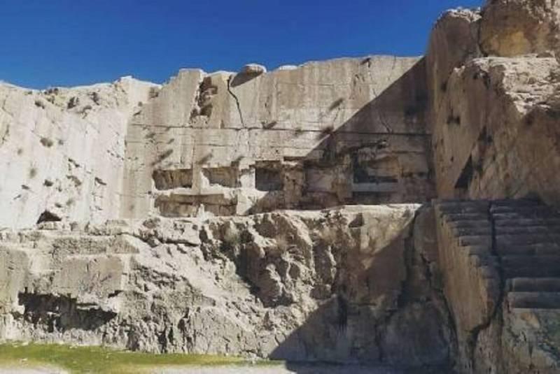 ایوان تاریخی قدمگاه ارسنجان